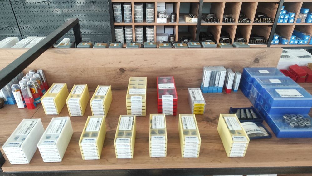 Корончатое сверло, токарные резцы, пластины, абразивные круги, метчики