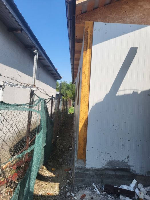 Vand casa pe structura metalică + teren ingust (800mp2)