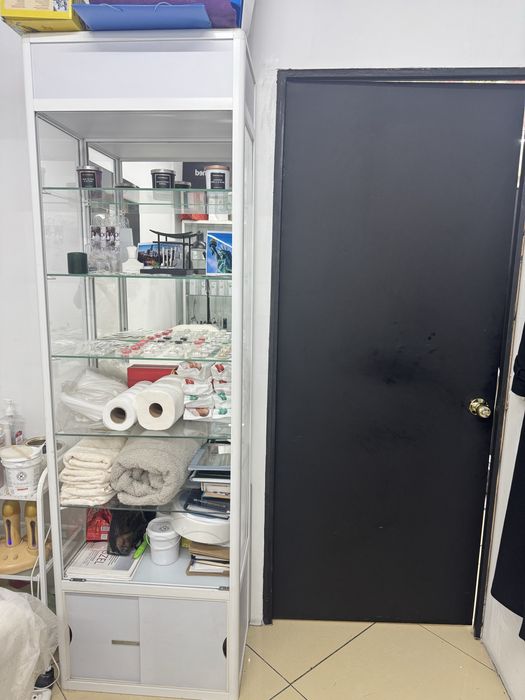 Продается кушетка,витрины