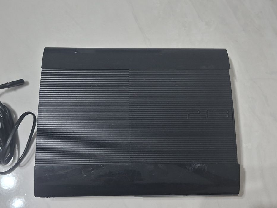 Продавам ps 3 и 3 джойстика за ps 3. Ps 3 либсва една външна част но работи перфектно