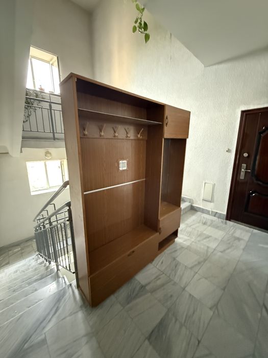 Деревянный шкаф.