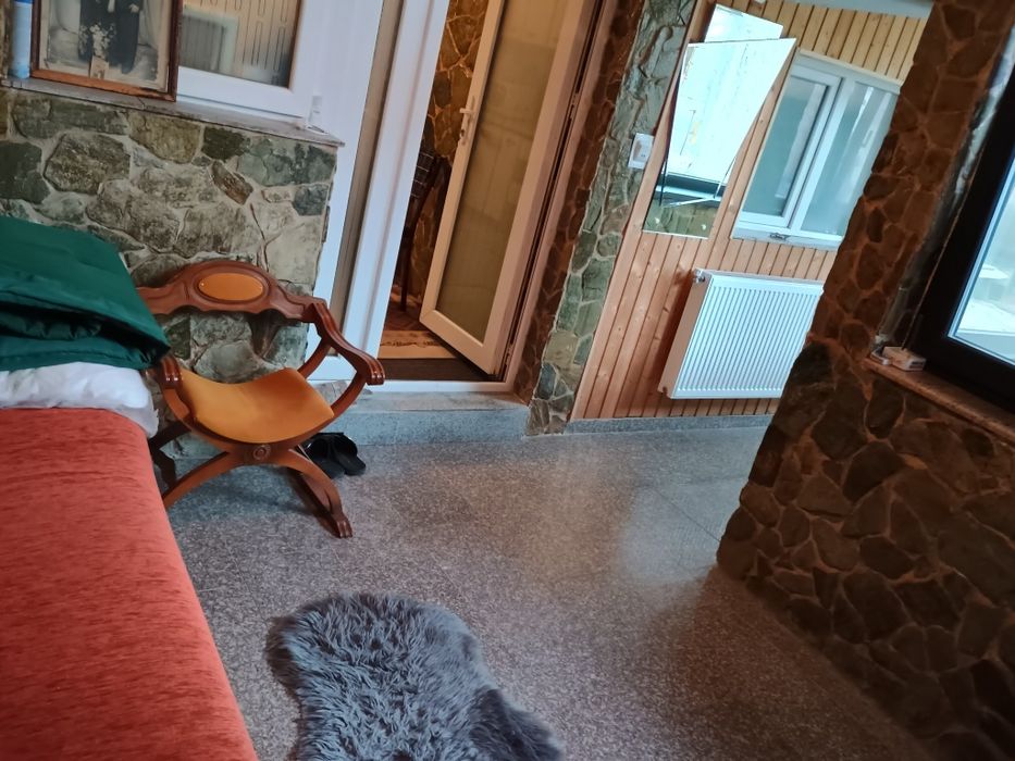 Închiriez apartament la casă