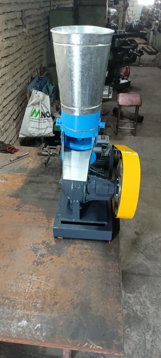 Гранулятор 220 ишлида соатига 50.70кг чикаради