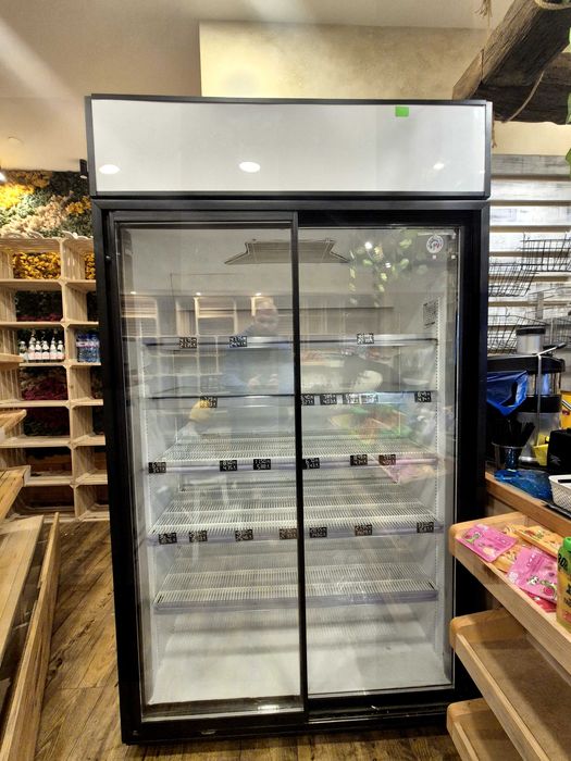 Хладилна витрина с плъзгащи стъклени врати – професионална