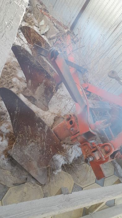 Трактор с плугом