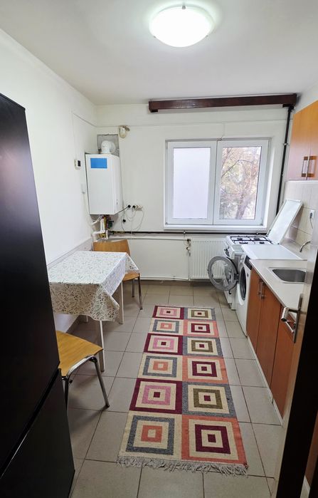 De inchiriat apartament 2 camere, et. 3, zona Hotel