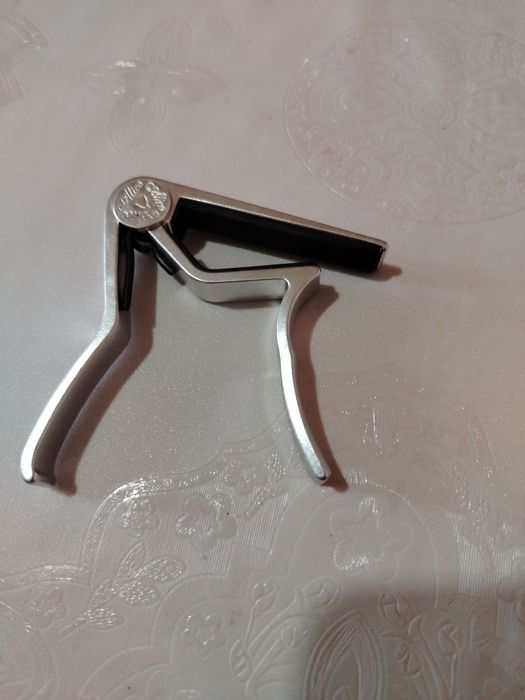 Продам зажим для гитары