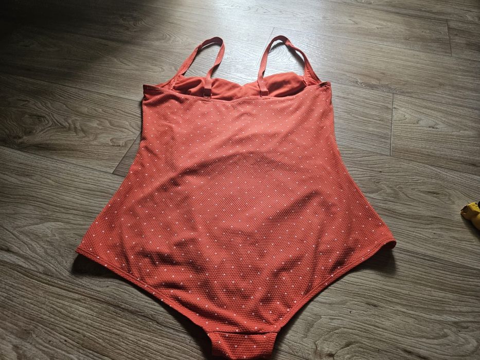 Costum de baie dintr-o singura piesa