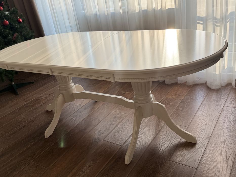 Белый стол со стульями