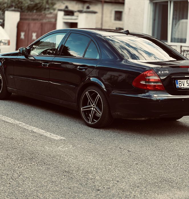 Vând Mercedes-Benz E Class W211