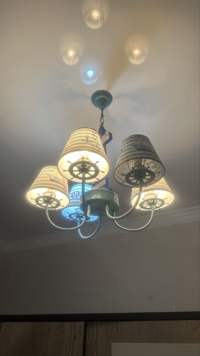 Продам люстру