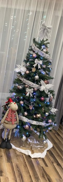 Елха с Коледна декорация