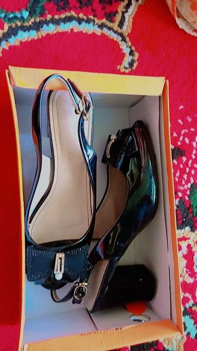 Ayollar uchun oyoq kiyim