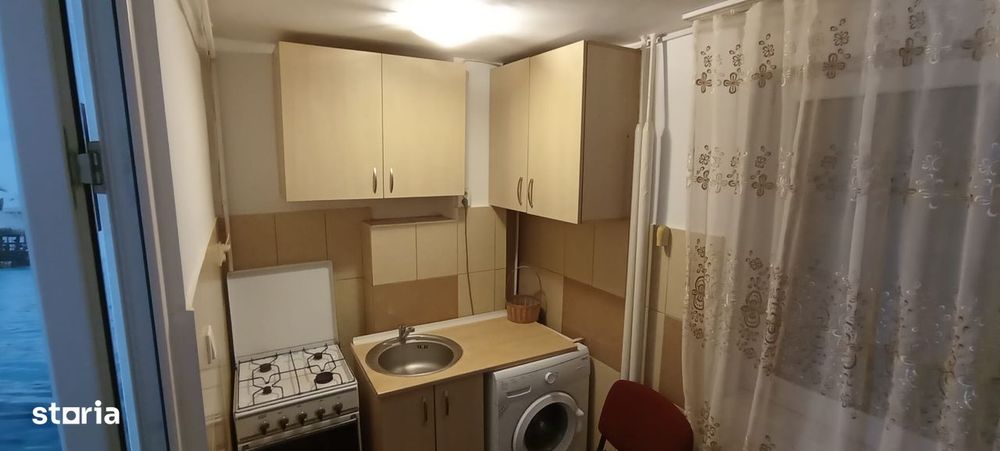 Garsonieră de închiriat, Tractorul (Coresi)