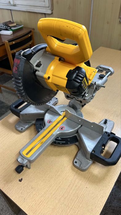 Потапящ циркуляр с Герунг DEWALT 18W