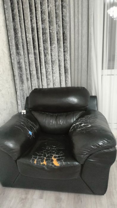 Кожанный диван и кресло