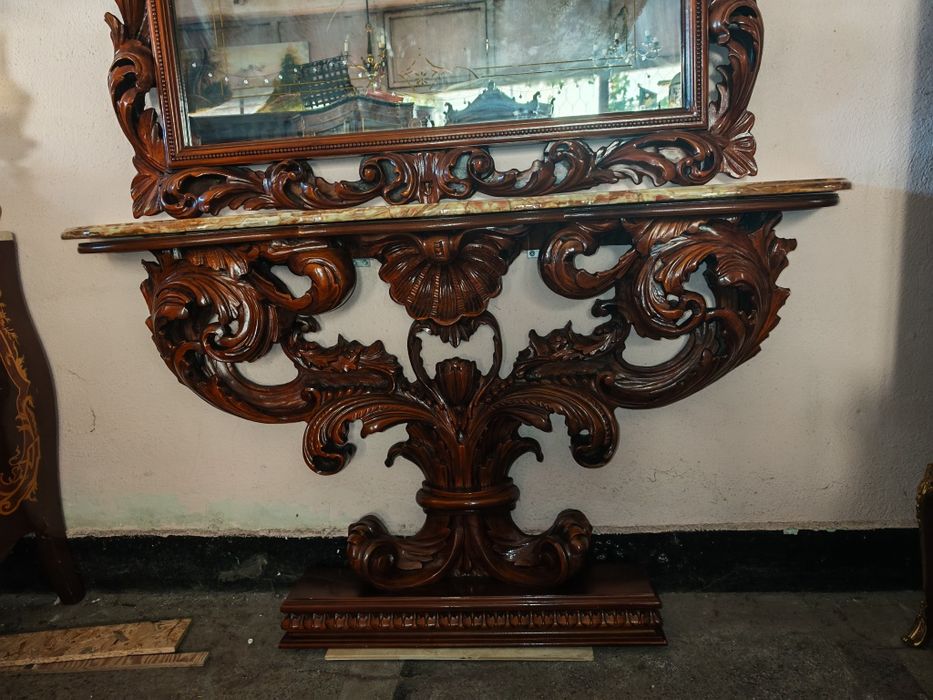 Антикварна дървена конзола