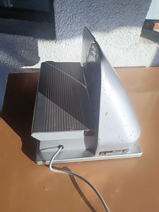 Продавам колобасо резачка