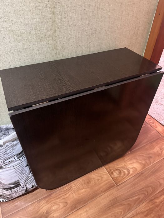 Отдам стол книжка