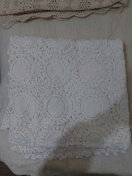 Големи ръчно плетени кувертюри / покривала – бяла и бежова
