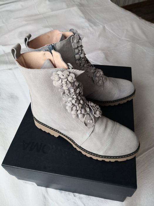 Ботуши естествена кожа с цветя ръчна изработка