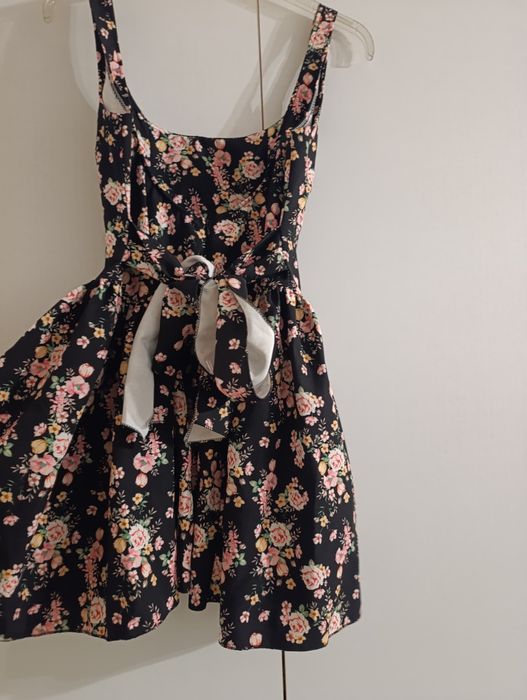 Красива рокля с гол гръб