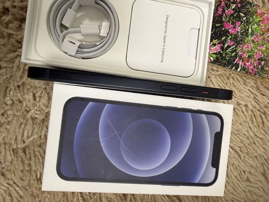 Vând iPhone 12 negru 64 g