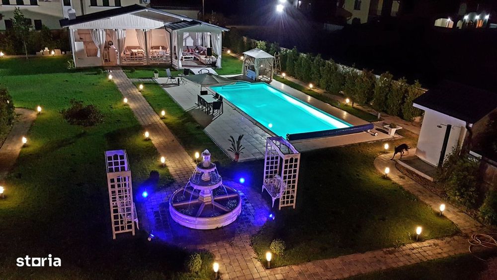 Casa cu 7 camere, piscină și garaj în suburbie