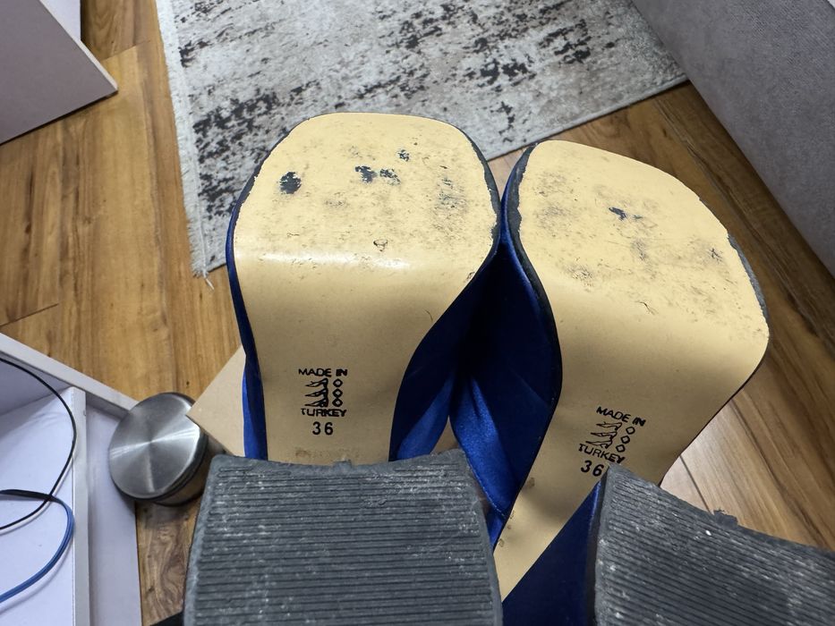 Сини токчета с камъни