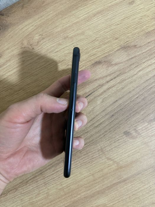 iPhone SE 2020 64 GB в отличном состоянии