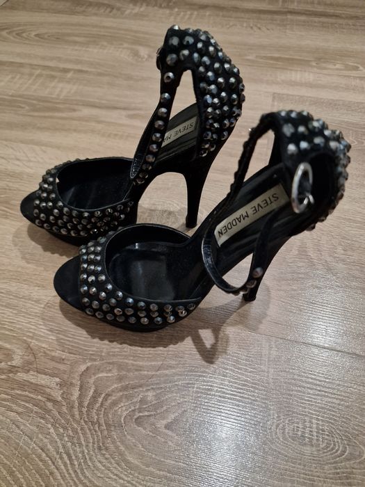 Босоножки все в камнях.