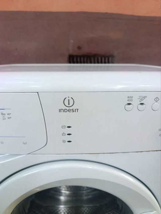 Продам б/у. стиральную машинку INDESIT