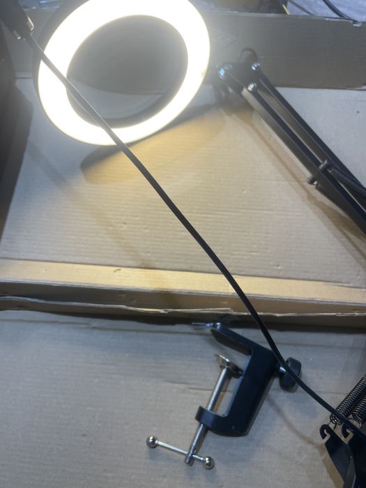 Лампа с увеличителна лупа