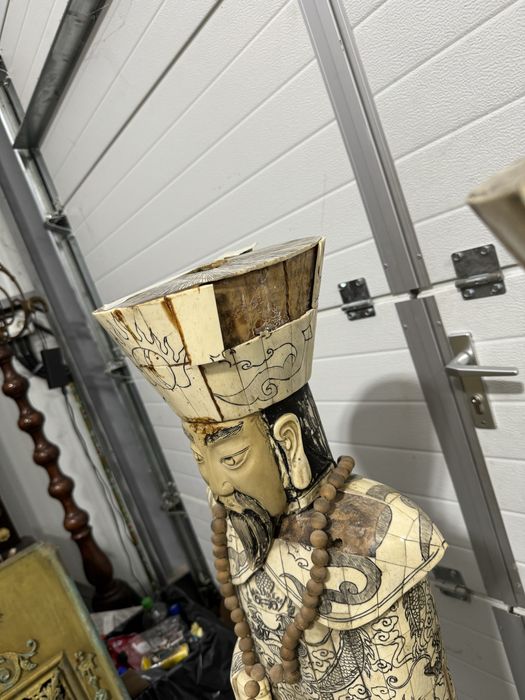 Doua statueta chinezesti din lemn, imbracate in os