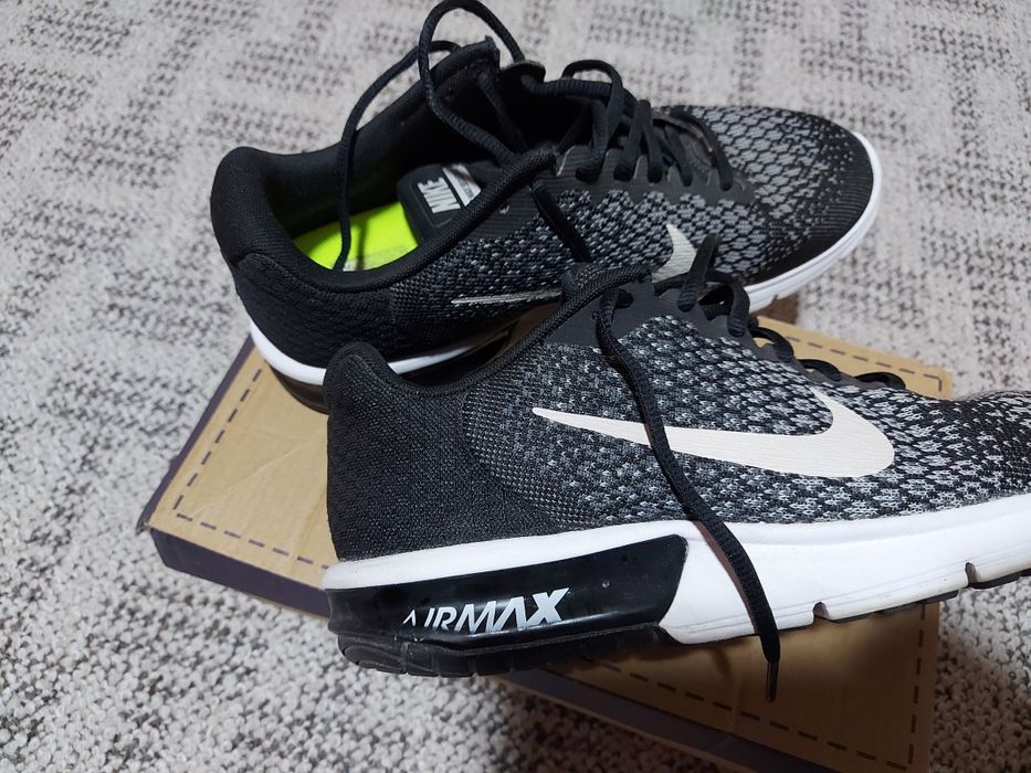 Vind 2 perechi adidasi