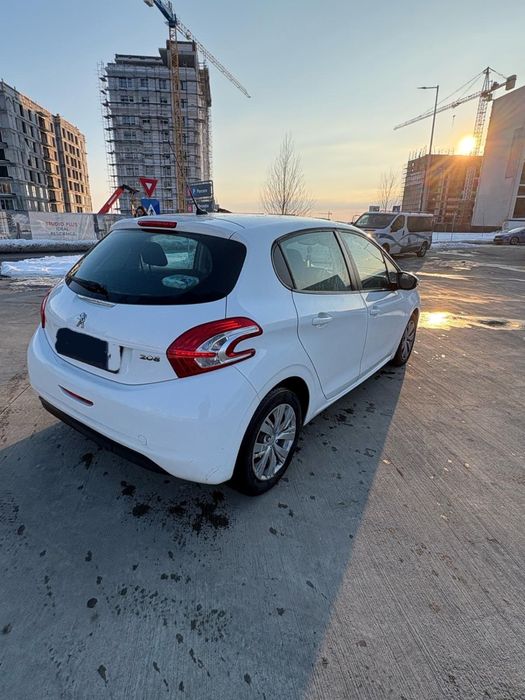 Masina peugeot 208