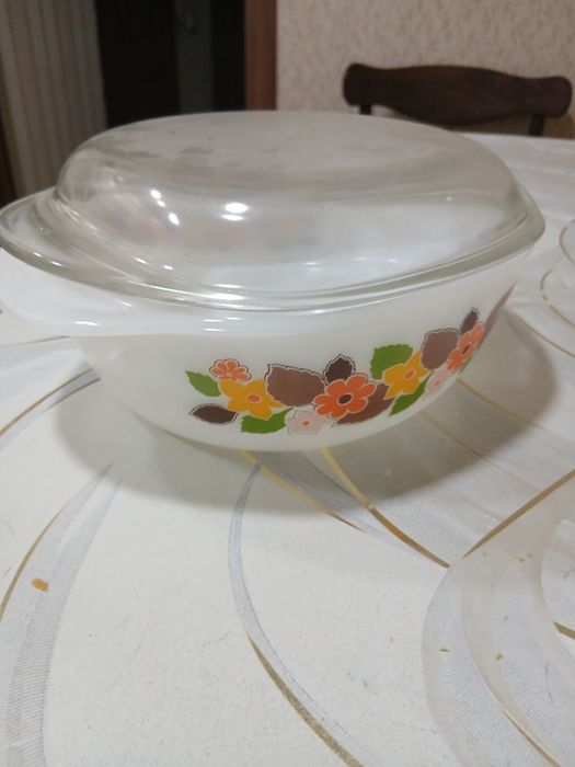 Продам тарелку с крышкой