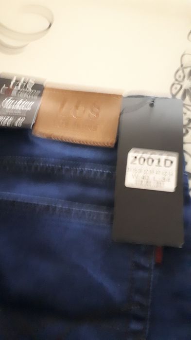 Vind blugi albaștri.