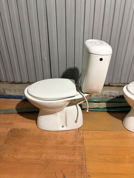 Унитаз с бочком раковина бу 7000