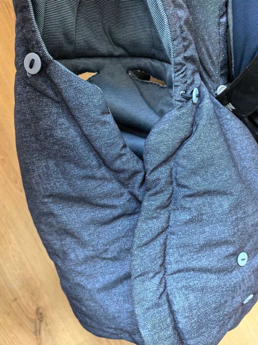 Кошче за кола, изофикс и оригинално одеалце Maxi Cosi