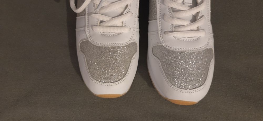 Adidasi AIRNESS produs nou