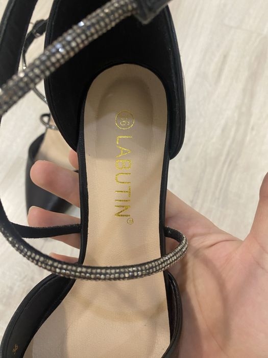 Черные туфли на каблуках