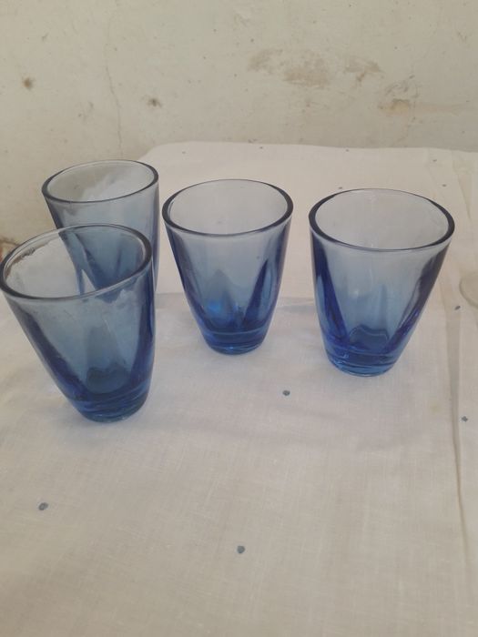 Стеклянные вазы  и рюмки,фужеры.