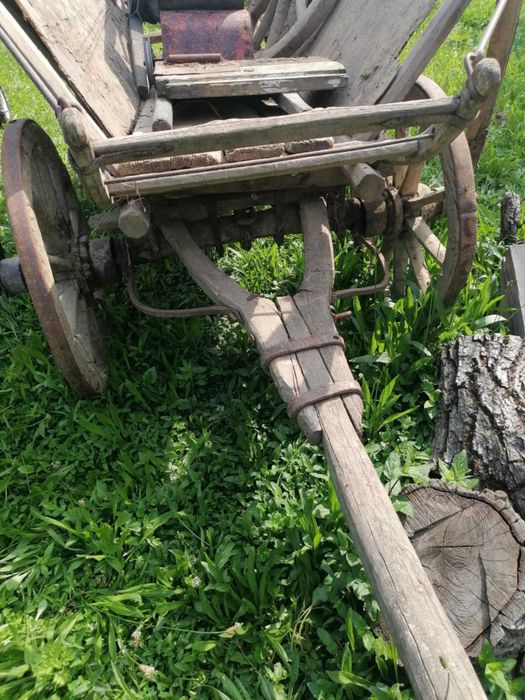 Căruţă veche de 50 de ani