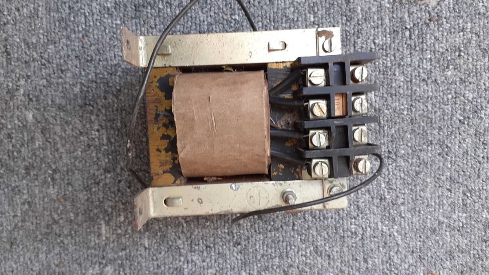 Transformatoare de diferite dimensiuni si tensiuni