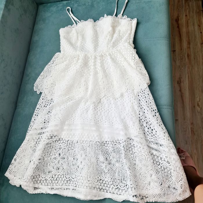 Бяла дантелена рокля