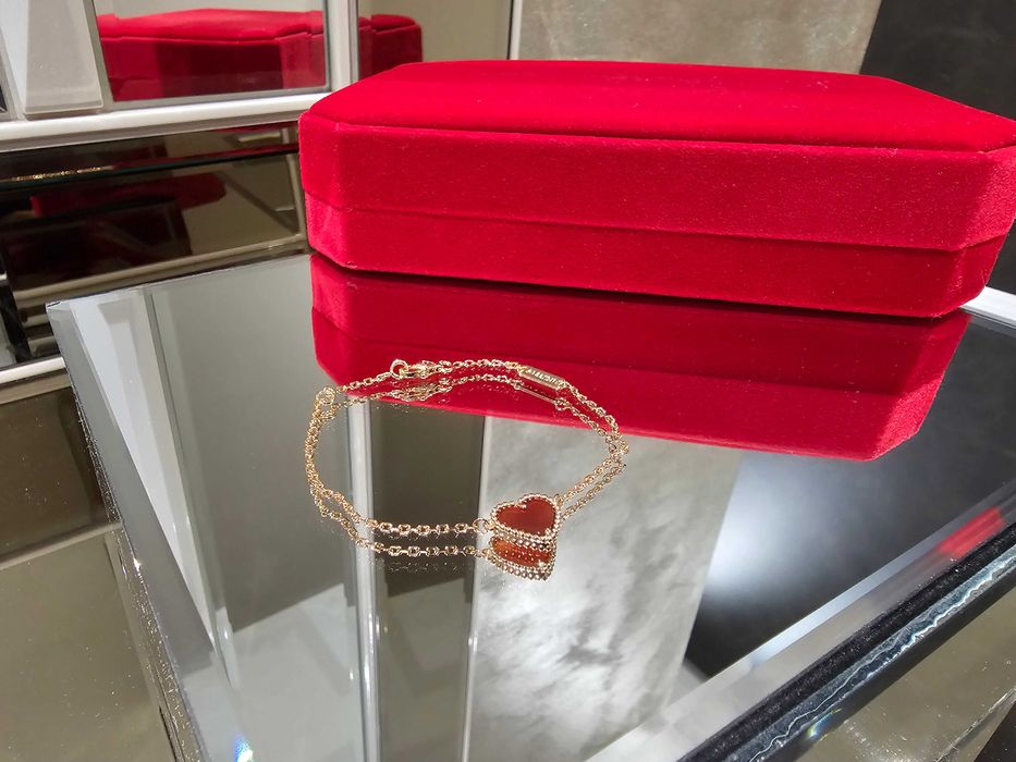 Van Cleef & Arpels VCA Rose Sweet Alhambra Red Heart Дамска Гривна