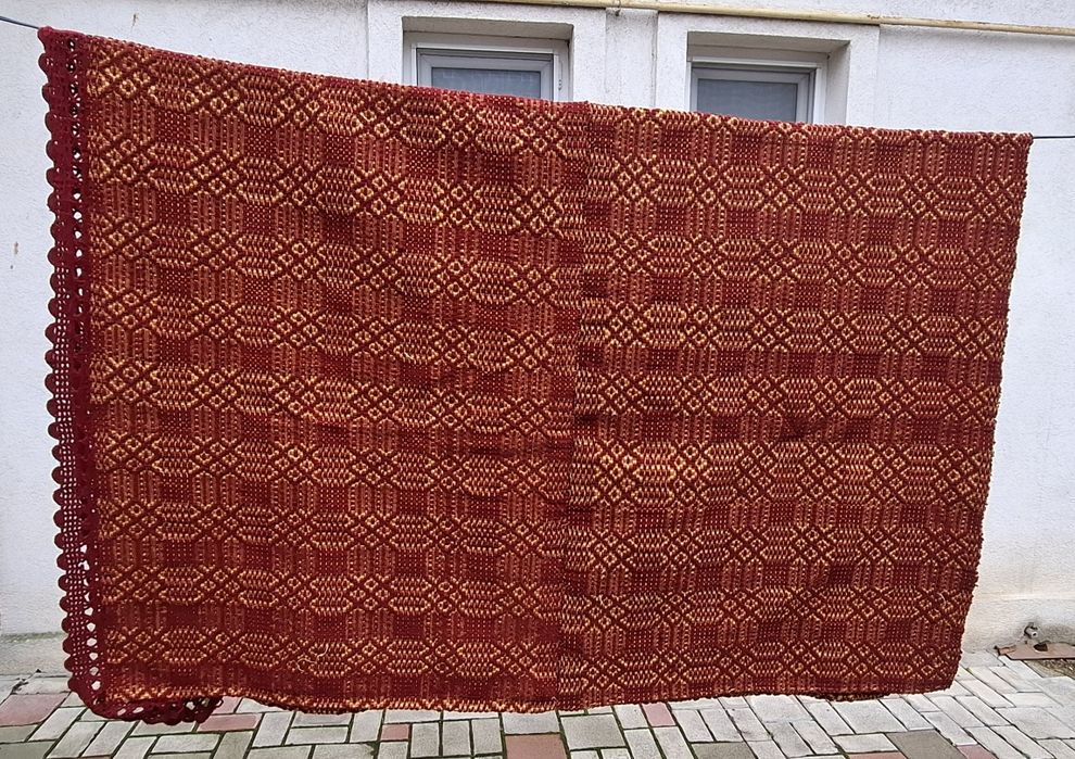 Cuvertura din lână,  țesută la război,  cu broderie croșetată