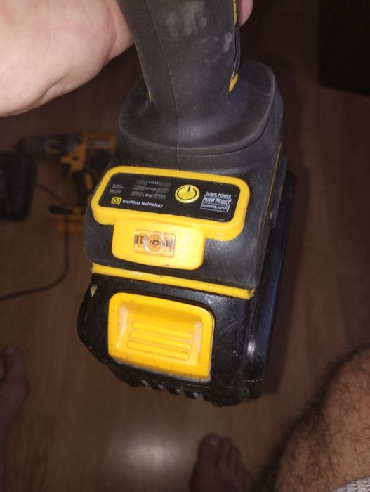 Replica brusheless DeWalt 18V nouă nefolosită  și autofiletnata  cu încărcător defect
