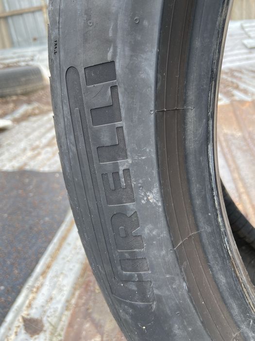 Одна летняя шина 285/40/21 Pirelli.